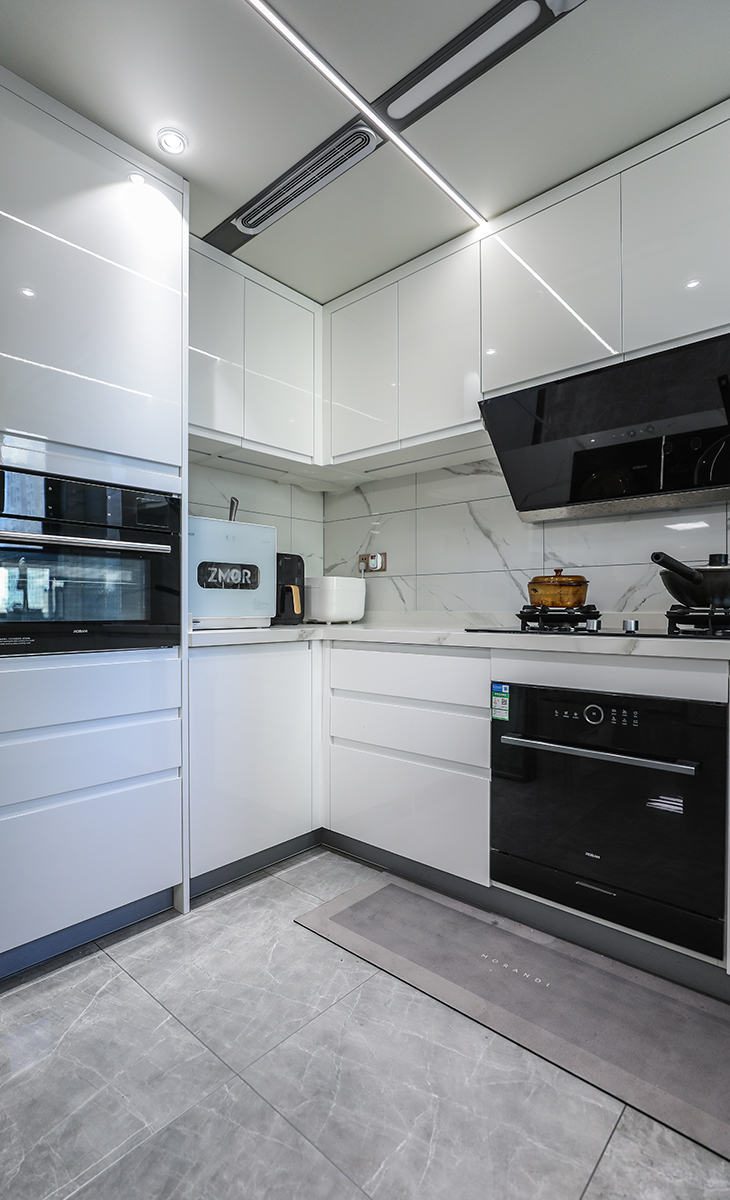 廚房吊頂我們用了大板的集成吊頂，整體性更強(qiáng)，配上線型燈，線性排風(fēng)美觀實(shí)用都兼顧到了。櫥柜整體也用的是白色調(diào)，配合硬裝的白色墻磚，灰色地磚，廚房這個空間真的很舒適，做起菜來也是別有一番風(fēng)味，妥妥的米其林廚房沒錯了。