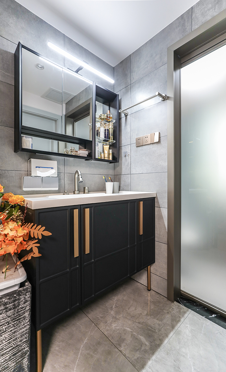 衛(wèi)生間做了干濕分離，在干區(qū)我們做了1.2米的超大臺盆柜，不但解決了洗漱問題，早上再也不會發(fā)生洗漱上馬桶這種窘境了，實(shí)在在實(shí)用了。
