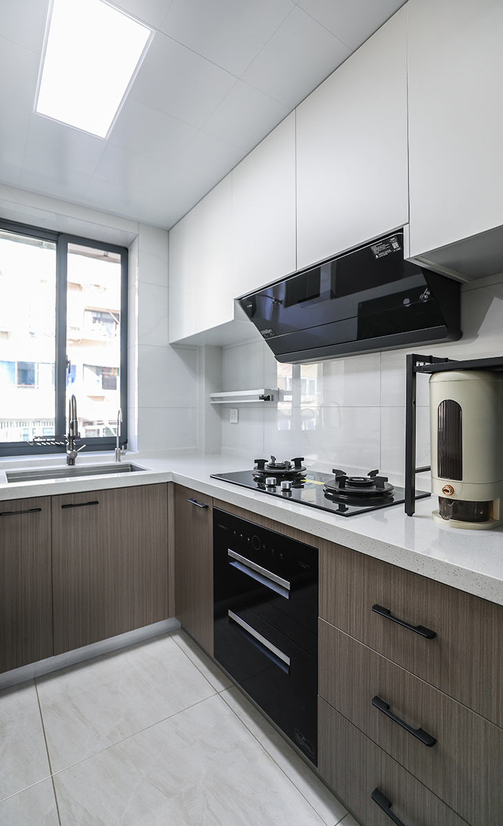 該套房子廚房空間很大，U型櫥柜臺面，顏色簡潔明快，材質要干凈和好打理，白色的吊頂和灰色的下柜相呼應，石英石臺面經久耐用，各種廚房電器全部配齊，滿足主人制作各種美食的需求。      