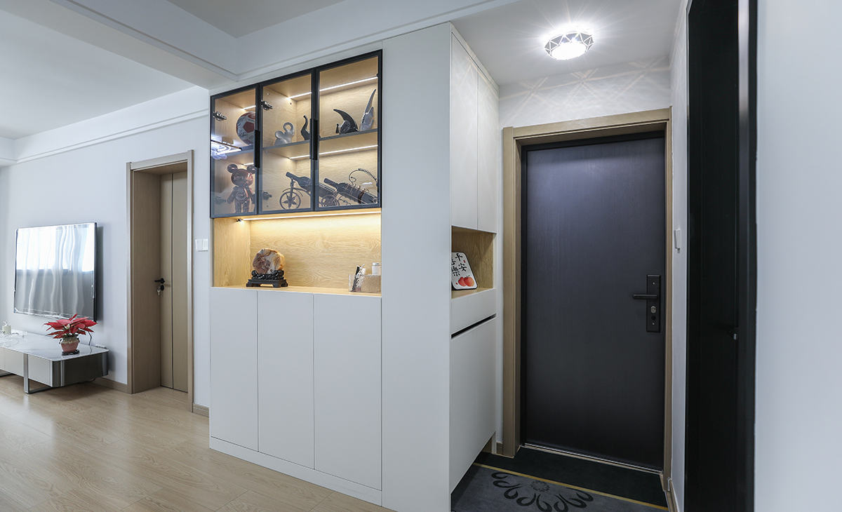  本套房子的入戶玄關柜設計也是一大亮點，既實用，又有裝飾性，中間鏤空可以擺點裝飾品，給人感覺不僅雅致而且有韻味。