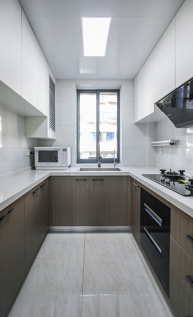 該套房子廚房空間很大，U型櫥柜臺面，顏色簡潔明快，材質要干凈和好打理，白色的吊頂和灰色的下柜相呼應，石英石臺面經久耐用，各種廚房電器全部配齊，滿足主人制作各種美食的需求。      