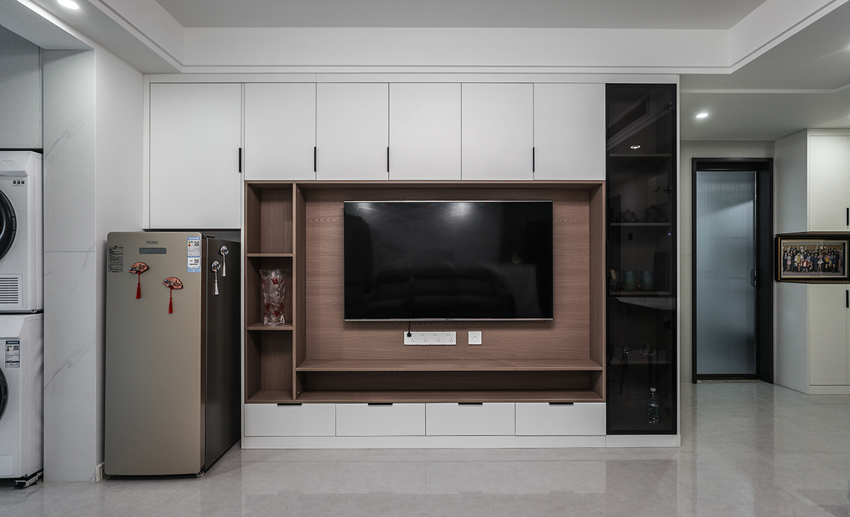 滿墻做電視組合柜，增加儲物空間。