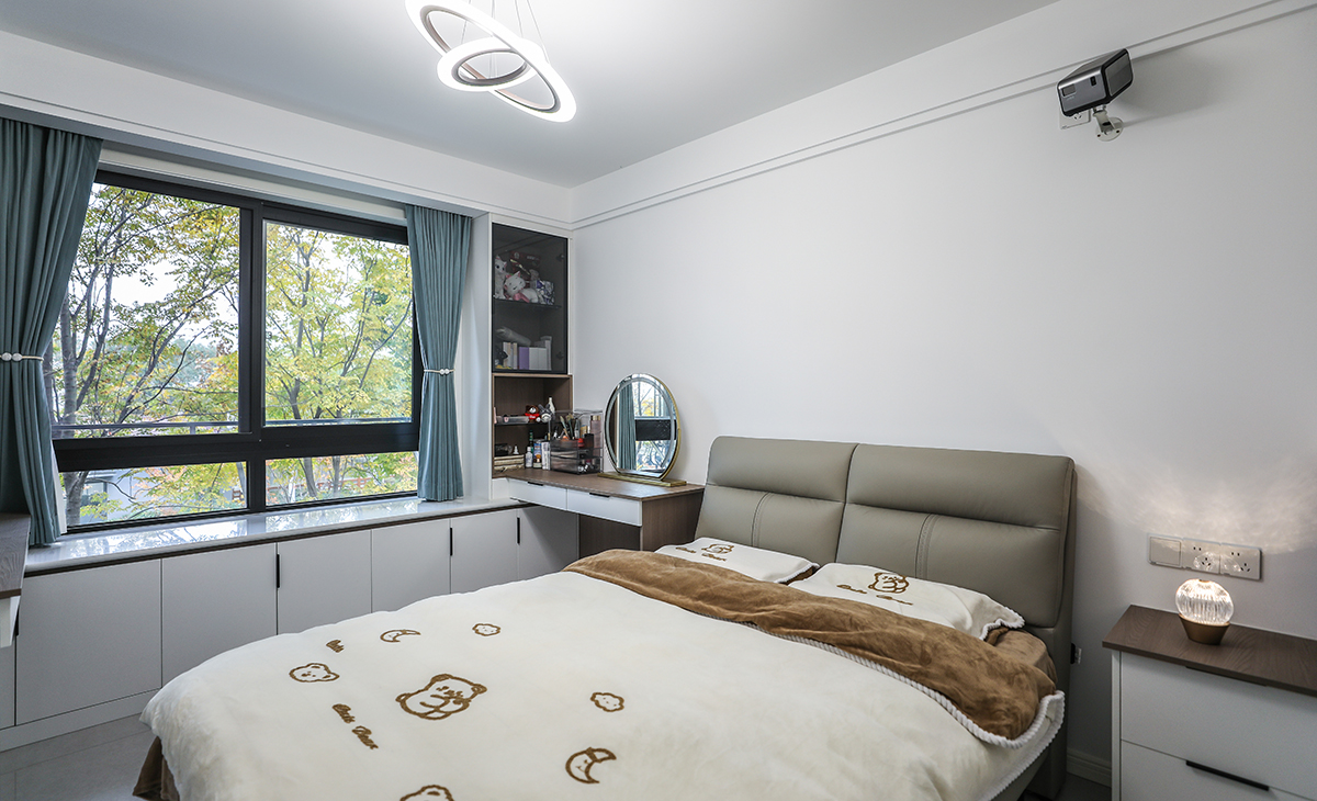主臥簡約的床頭背景，將梳妝臺和新做的飄窗柜連起來，既增加了儲物空間又實用。