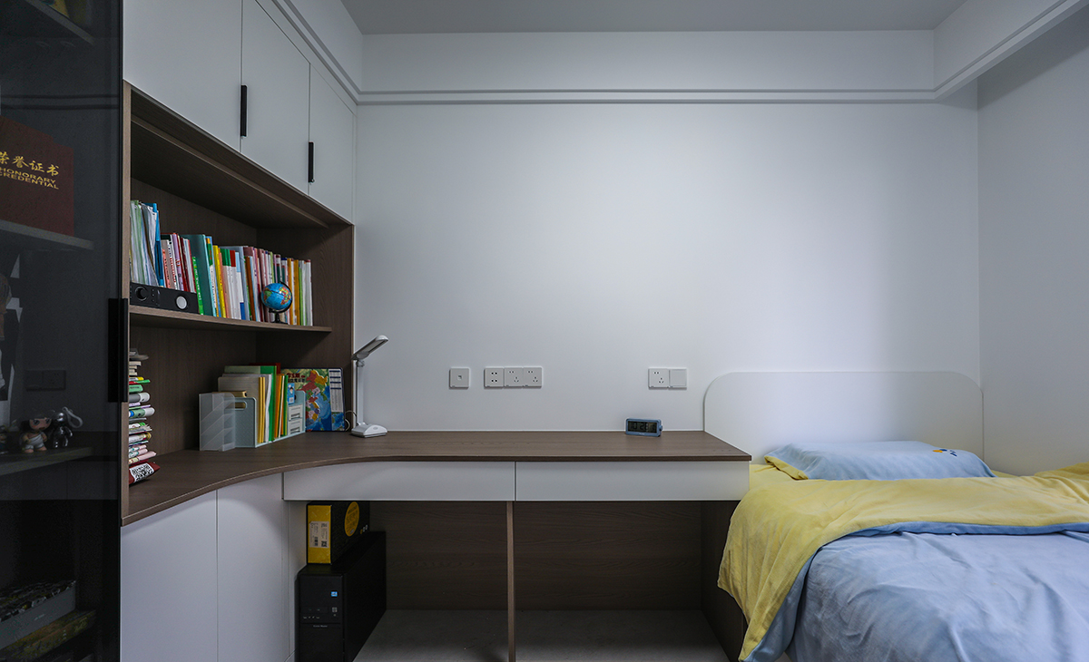 次臥采用榻榻米、衣柜和書桌三位一體設計，讓次臥空間很寬敞，感覺不到擁擠，顏色深淺有序，很溫馨，舒適、給人感覺不僅雅致而且有韻味。