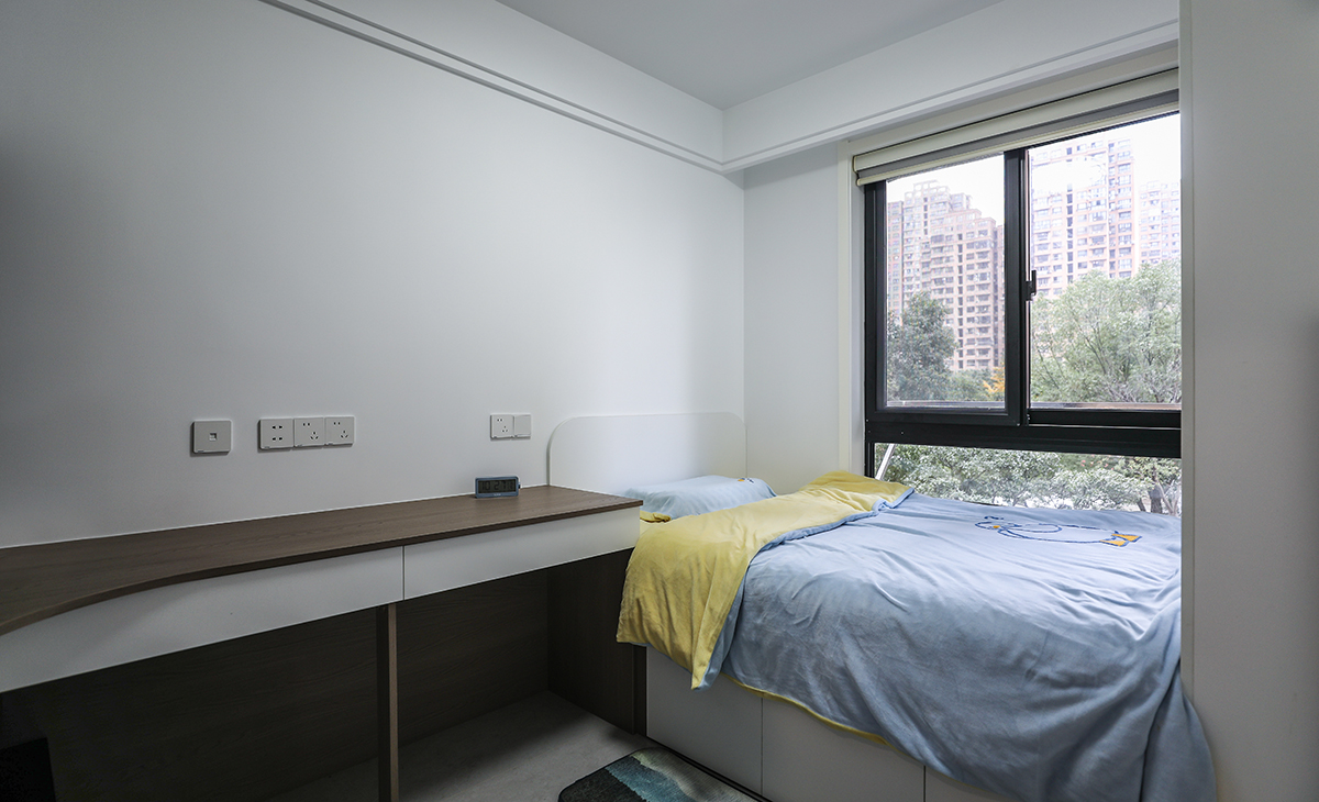 次臥采用榻榻米、衣柜和書桌三位一體設計，讓次臥空間很寬敞，感覺不到擁擠，顏色深淺有序，很溫馨，舒適、給人感覺不僅雅致而且有韻味。