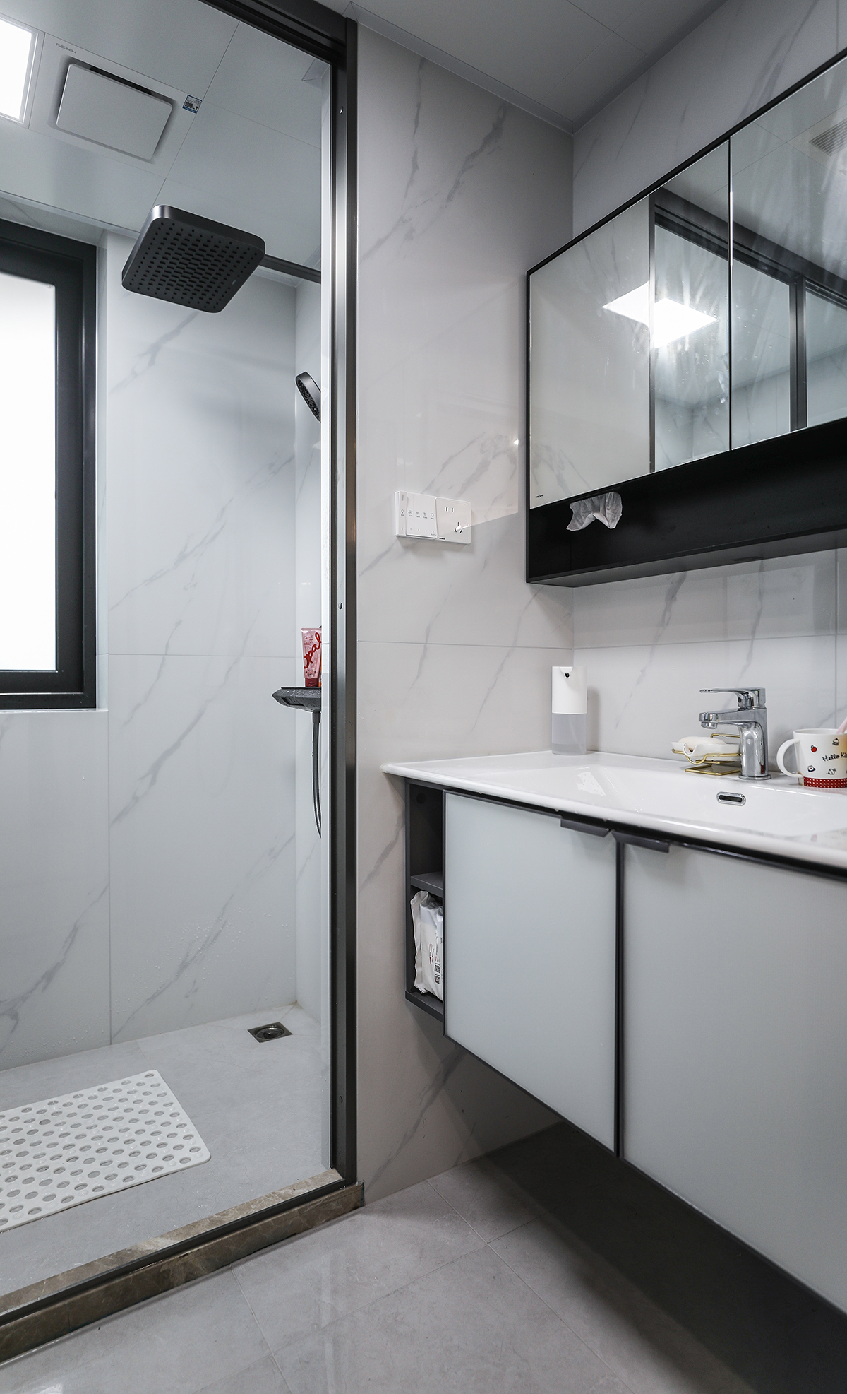 衛生間空間做了從新的規劃，占用了一點次臥的空間，這樣可以放更大的臺盆，滿足居家的需求。