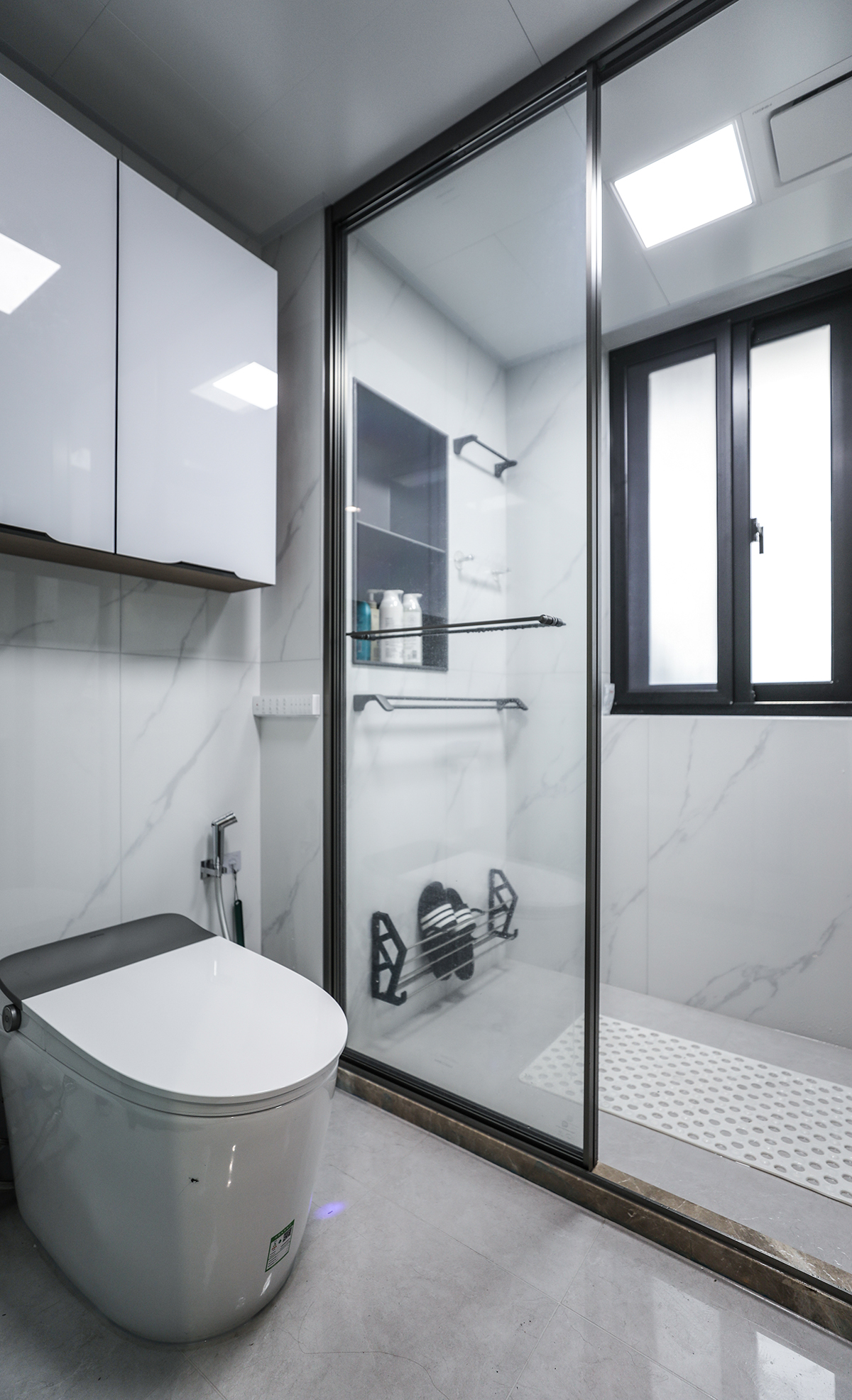 衛生間空間做了從新的規劃，占用了一點次臥的空間，這樣可以放更大的臺盆，滿足居家的需求。