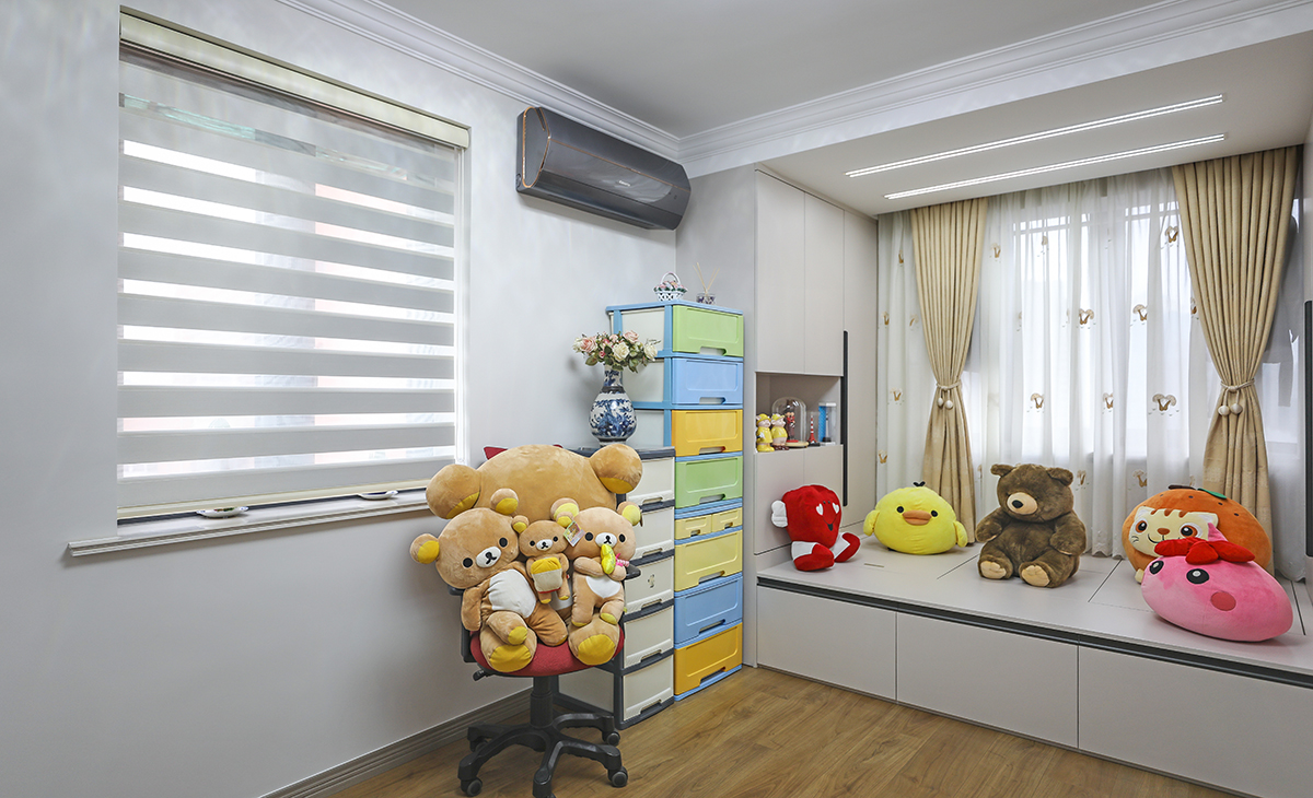 　次臥室平時儲物用，考慮家中物品太多，設計整面墻衣柜，增加儲物。原陽臺做榻榻米，滿足女兒偶爾回國居住的需求，頂面做暗藏晾衣架，平時照明，下雨天可升降下來晾曬。既把原有梁遮蓋，又達到使用的目的。