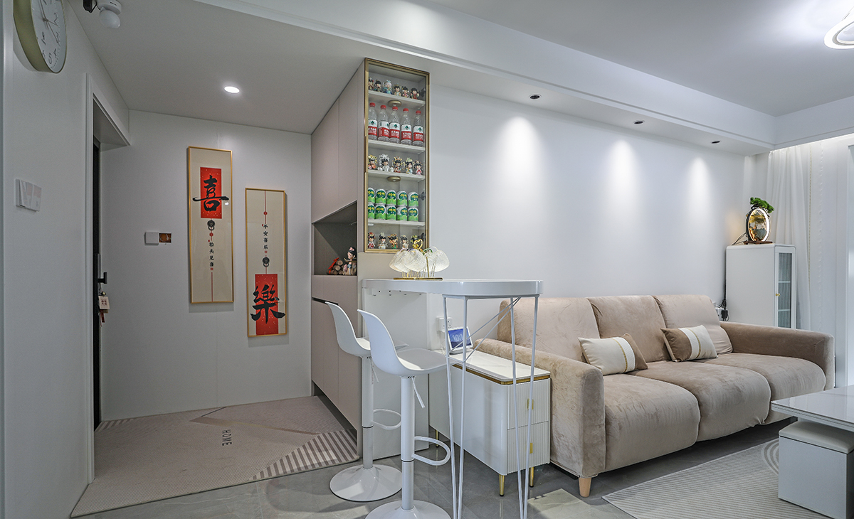 進戶門對面做玄關(guān)柜+鞋柜組合，利于玄關(guān)側(cè)面做一組裝飾柜，鏈接吧臺，更顯得時尚年輕，上面做玻璃門+燈帶展示。墻面同色護墻板，防止家中寵物抓劃墻面。