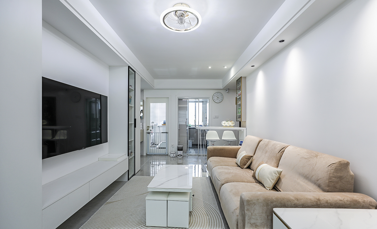 電視墻做一體電視柜，右邊玻璃展示柜，空調(diào)藏柜子中，隱私效果和裝飾效果會更好，不做復雜的背景墻，讓空間不但時尚而且清爽。