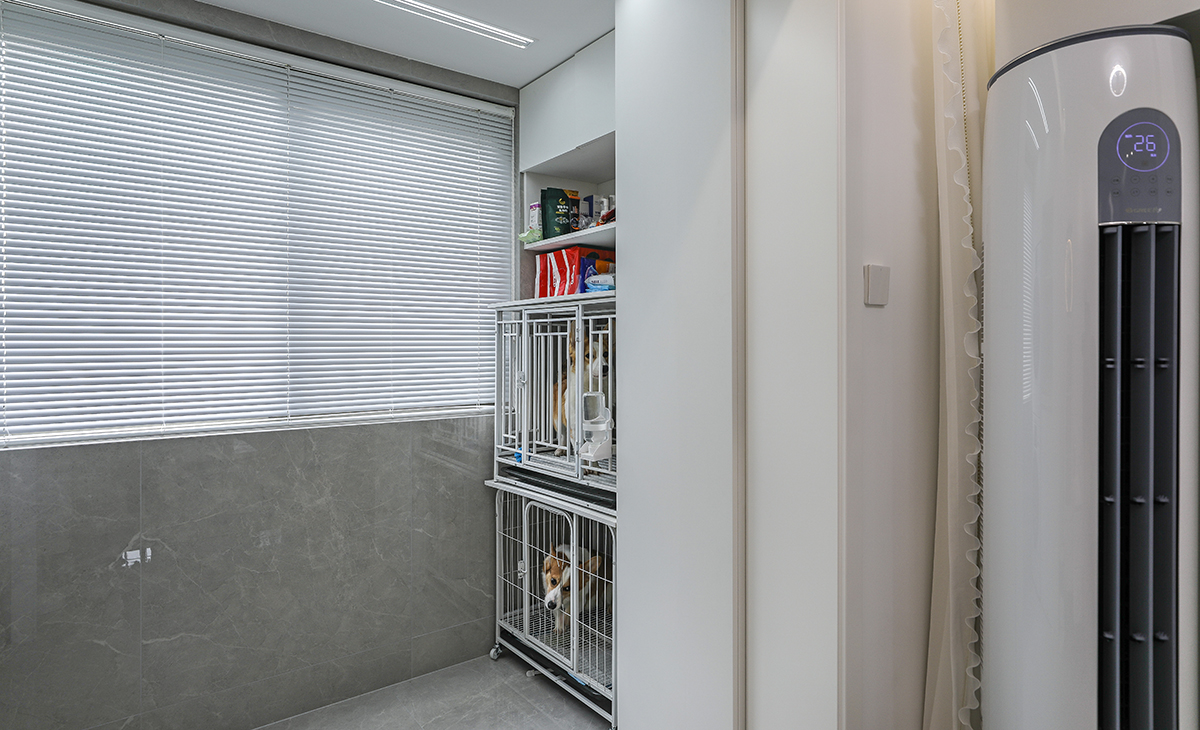 陽臺一邊做洗衣區(qū)，烘干機+洗衣機整體疊放更剩空間，左邊增加臺盆，用于清洗小物件，臺盆下方增加內(nèi)衣機，完美利用每一份空間，一邊做寵物區(qū)，業(yè)主兩只狗狗休息區(qū)上不利用空間做寵物平時的食物以及設備。