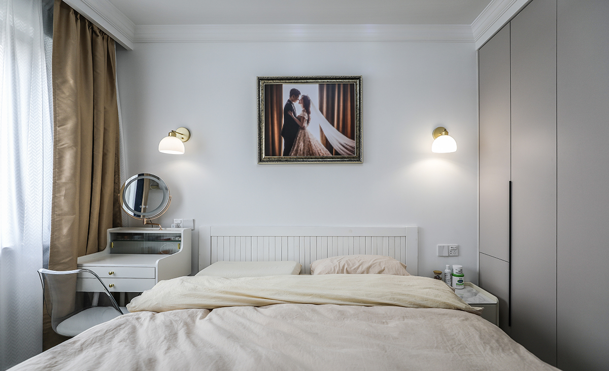 主臥頂面石膏線走邊，不做復雜背景和線條，掛一些裝飾畫，家具更顯自然協(xié)調(diào)，墻面淺色涂料，1.8床左邊床頭柜右邊梳妝臺，衣柜靠近床頭柜單獨設計門板，更方便實用，整體空間簡單實用為主。