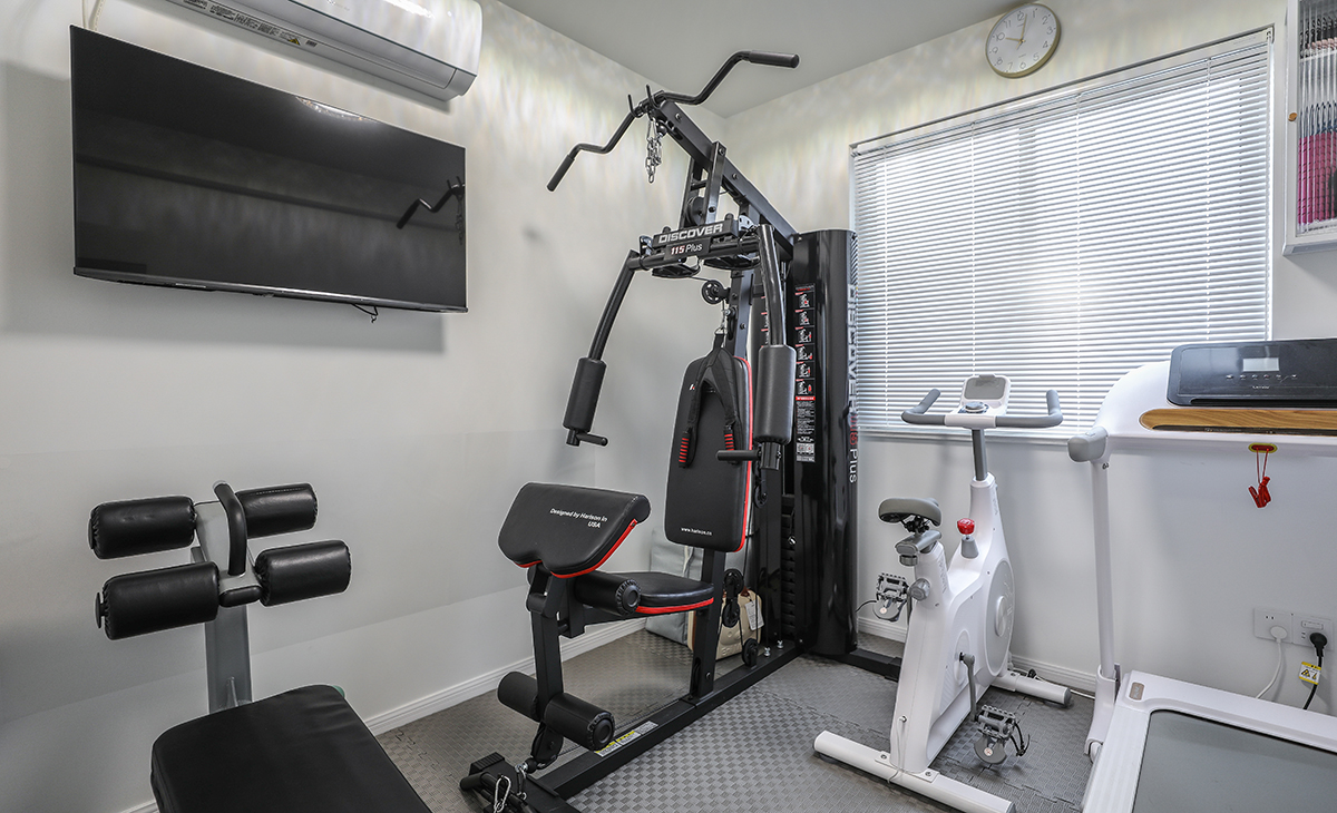 次臥室暫時做運動健身房，合理規(guī)劃布局，利用每一份空間，運動時打開窗可以欣賞外邊美景，健身，瑜伽一體，空間劃分合理。提顯出業(yè)主兩人對生活的熱愛.