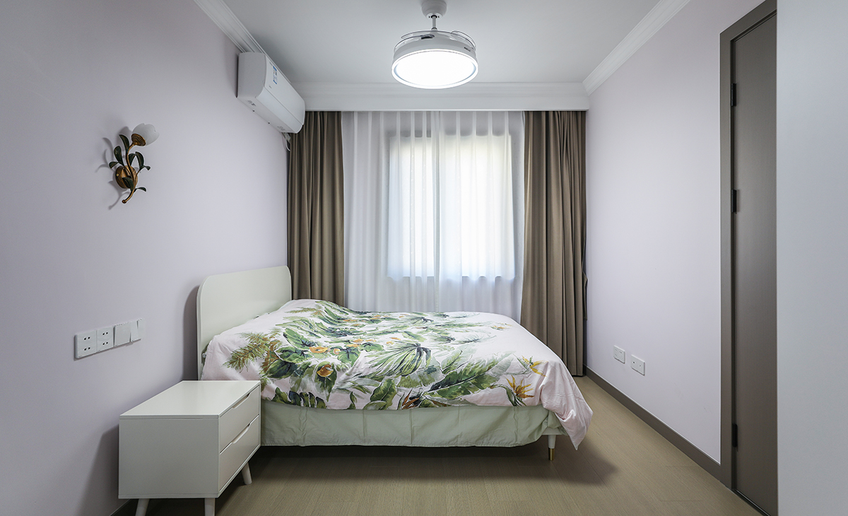 次臥是二間打通并成一個房間，靠近窗臺放了一張床，色彩上以淺色為主，頂面采用石膏線走一圈，使空間比較簡潔明快！