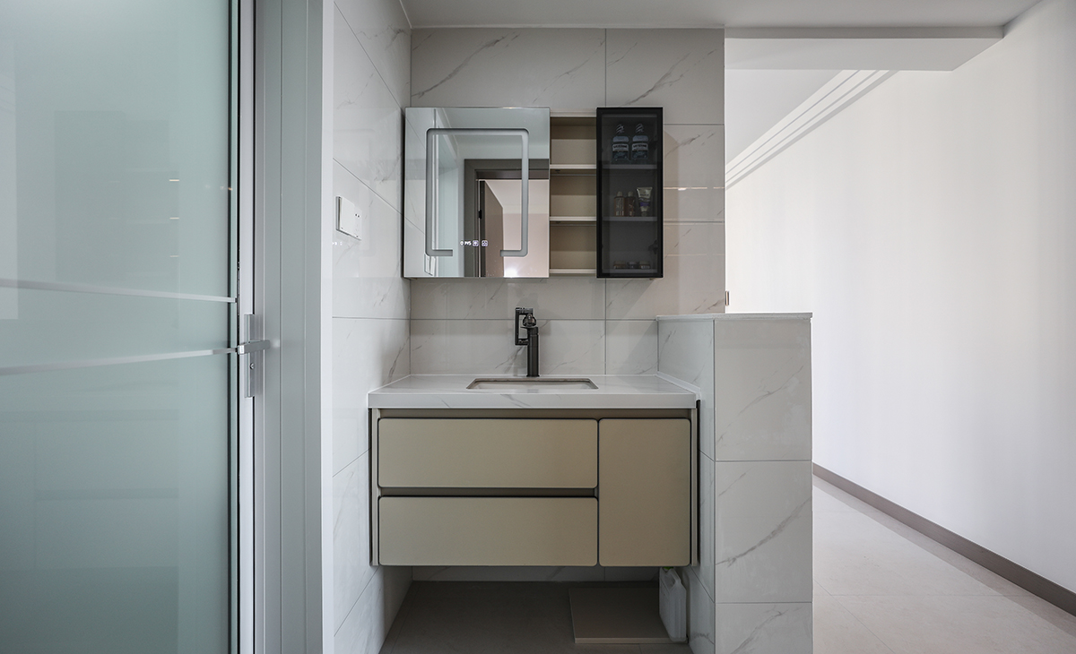 衛生間做了干濕分離，一個洗手臺和做了半高儲物柜，增加主人的收納空間，讓整個空間協調統一，大氣時尚，主人很滿意，不斷地夸贊設計師對色彩的精準把握。