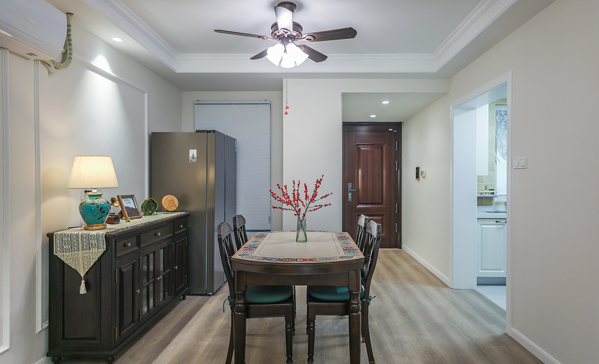 餐廳安排在廚房外側，動線的設置上合理又方便，專門挑選的美式圓餐桌有一種粗曠的美感。