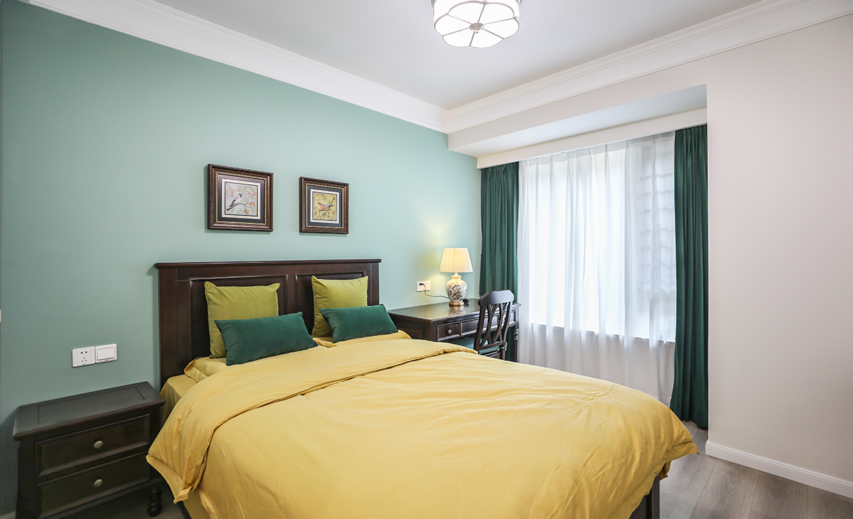 臥室選擇鋪木地板，深一些的復古做舊的色澤讓地面更有質感。
美式實木床鋪實用又舒適，臥室的功能性俱全。通頂的衣柜有著高級的質感，美式風情處處昭顯。