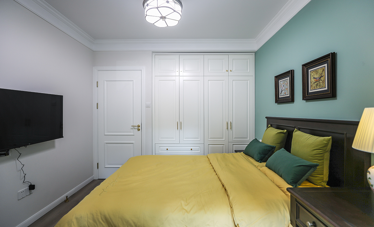 臥室選擇鋪木地板，深一些的復古做舊的色澤讓地面更有質感。
美式實木床鋪實用又舒適，臥室的功能性俱全。通頂的衣柜有著高級的質感，美式風情處處昭顯。