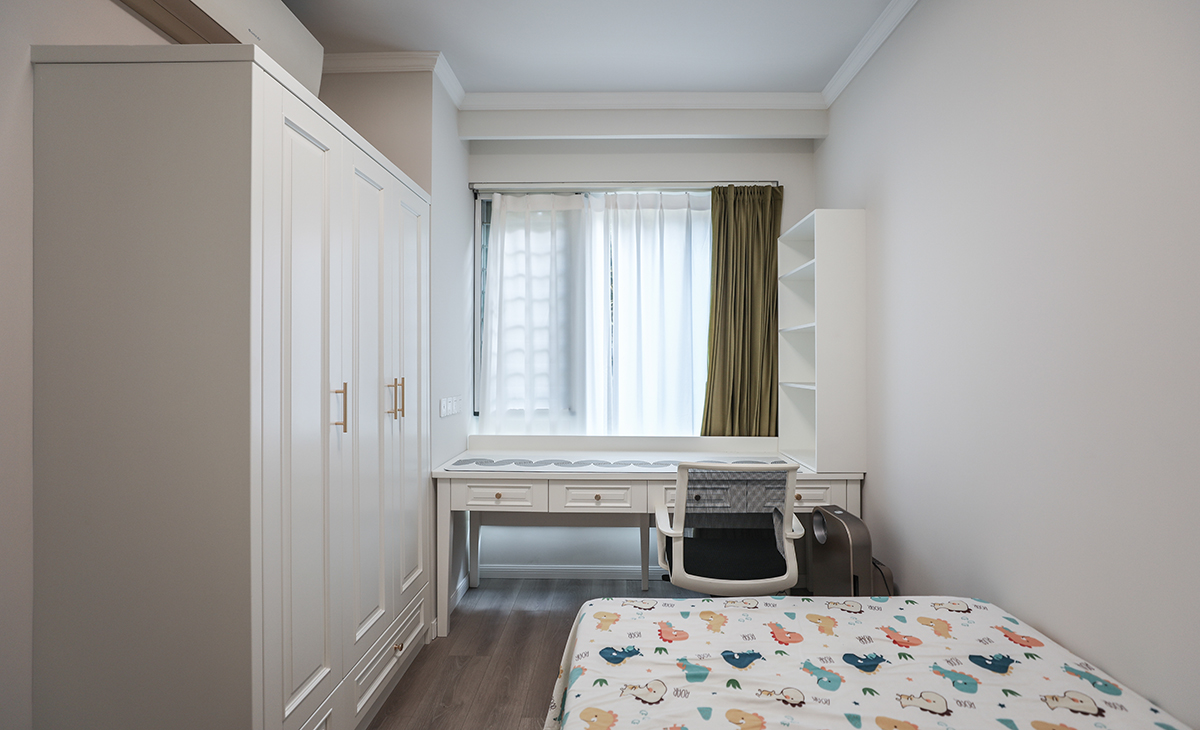 兒童房原有空間狹小，通過合理的空間布置，白色的柜子，讓整個空間更大化。