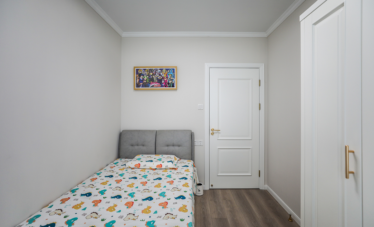 兒童房原有空間狹小，通過合理的空間布置，白色的柜子，讓整個空間更大化。