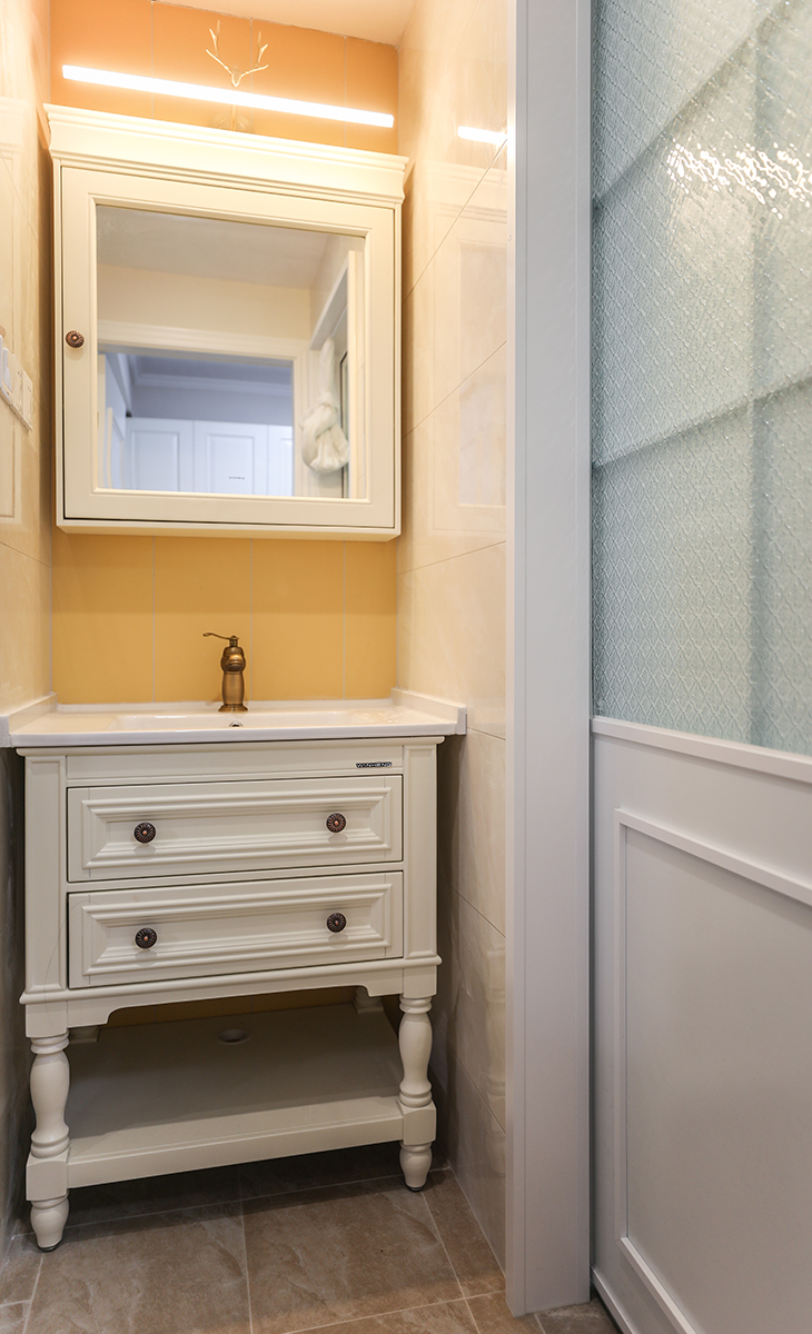 長條磚豎鋪讓干區(qū)區(qū)更顯精致高挑，啞光白色五金自帶神秘感，與暖白色瓷磚碰撞出別樣的時尚感。