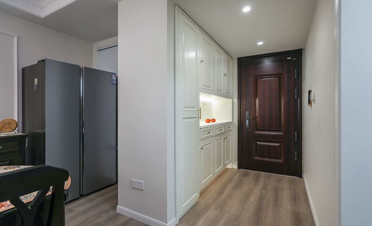 入戶空間僅2㎡左右，且寬度僅1148mm，特意選了這款到頂鞋柜，用來滿足日常換鞋和隨手置物的需求、各種囤貨、雨傘等），鞋柜和儲物柜都做了扣手槽設計讓生活更輕松