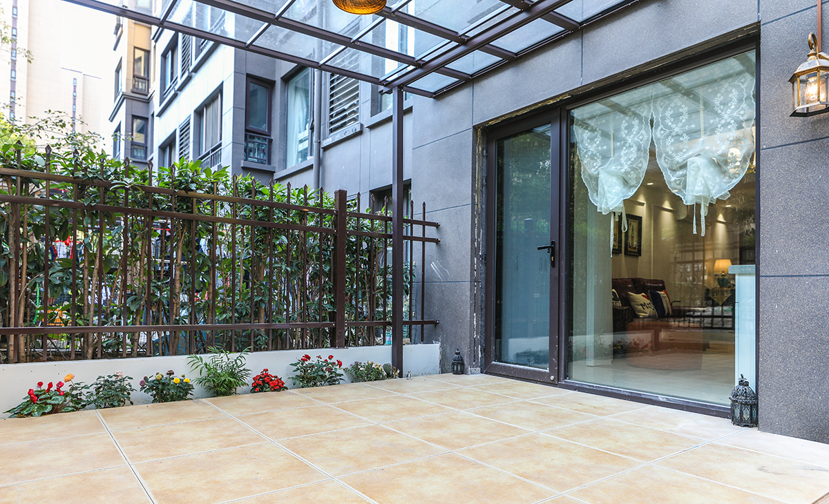 一樓的小花園，超大玻璃頂讓陽光柔和的照進來，很舒適、很愜意。顏色以暖色為主，陽露臺為休閑，白墻黛瓦馬頭墻,回廊掛落花格窗。