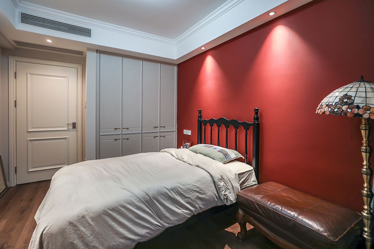 次臥是女兒的空間，墻面采用紅色，色彩上靈動自如，簡潔明亮。