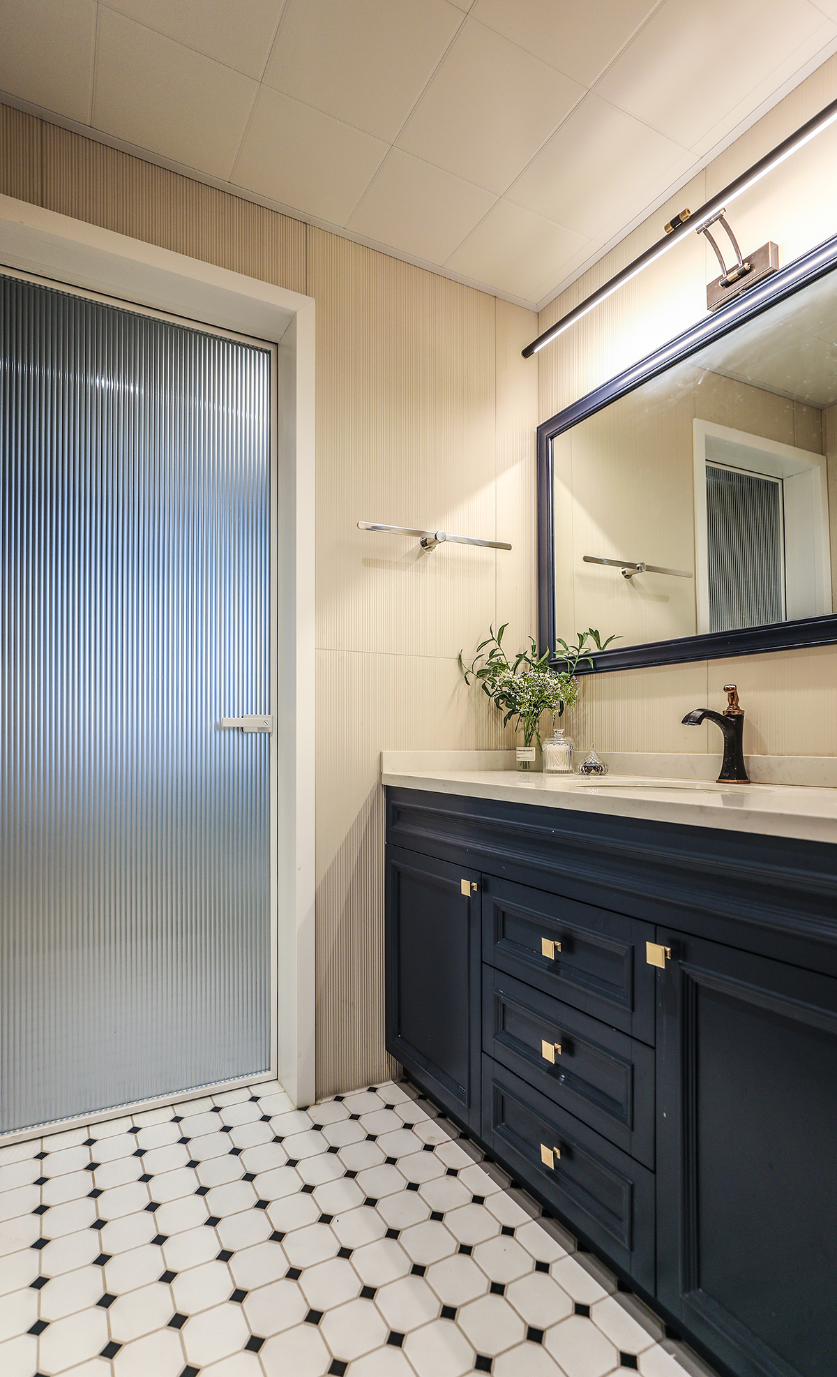 衛(wèi)生間空間很大，做了干濕分區(qū)，女主人喜愛泡澡，做了一體式浴缸，使使用更加的方便，視野上更加寬闊
