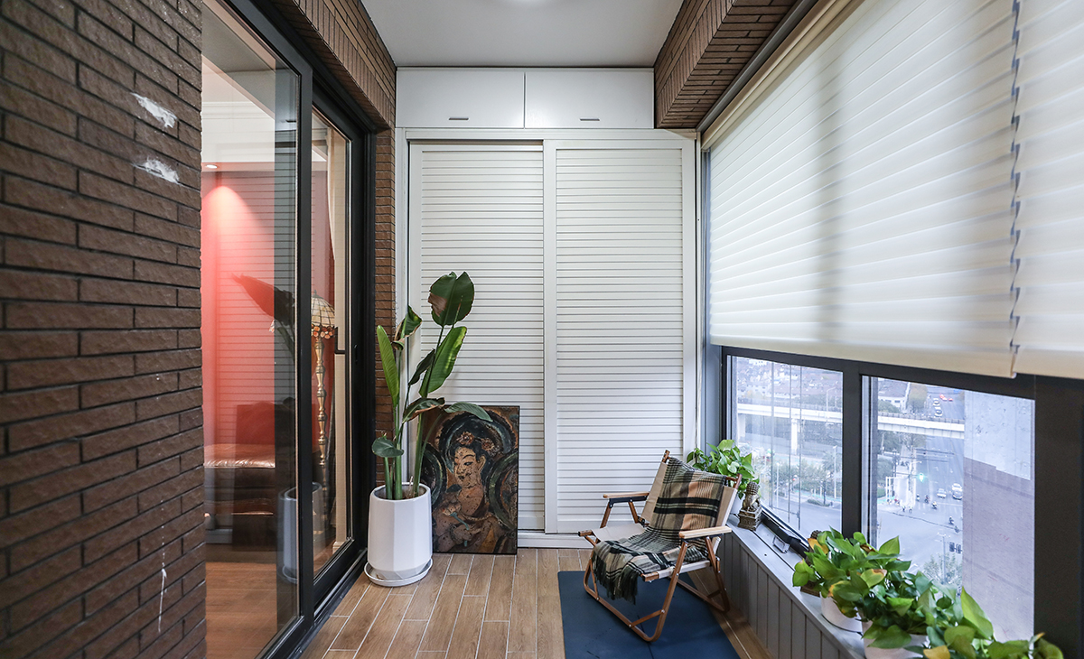 陽臺做儲物柜方便擺放各種雜物，滿足戶主需求。