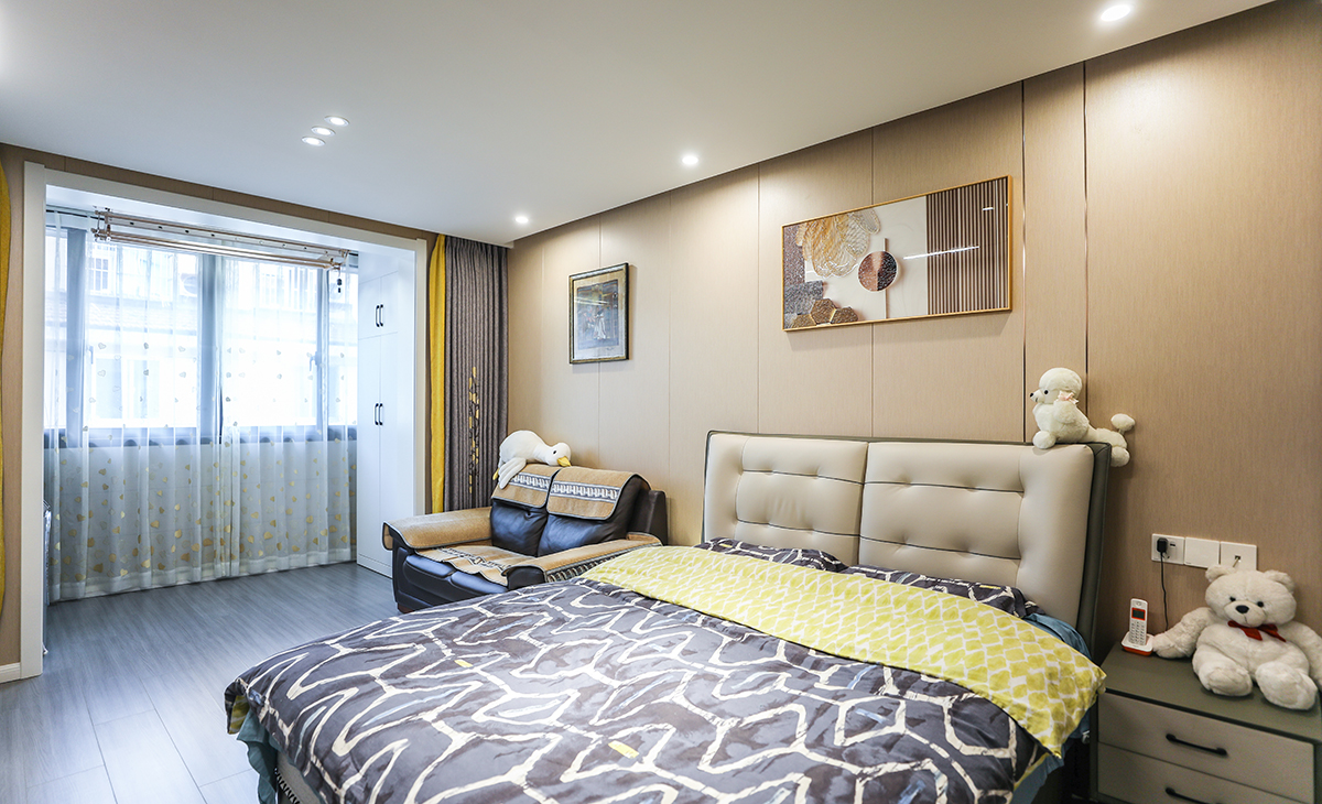 集成墻板裝修具有裝修流和簡單，不存在其他費用、簡化墻體處理、無污染、高效率、板材與線條搭配效果符合預期，頂面作了無主燈吊頂，即體現了所需燈光效果，又解決了原頂面開裂的問題。