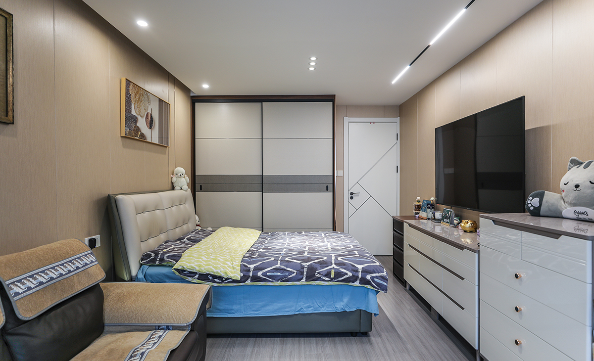 集成墻板裝修具有裝修流和簡單，不存在其他費用、簡化墻體處理、無污染、高效率、板材與線條搭配效果符合預期，頂面作了無主燈吊頂，即體現了所需燈光效果，又解決了原頂面開裂的問題。