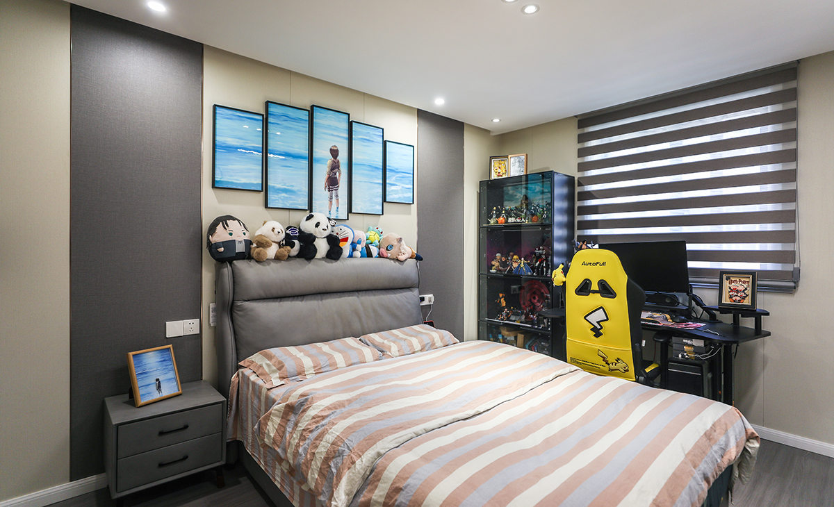 小孩房墻面運用了顏色的碰裝效果，再加上黃色的電競椅，妥妥的運動感。