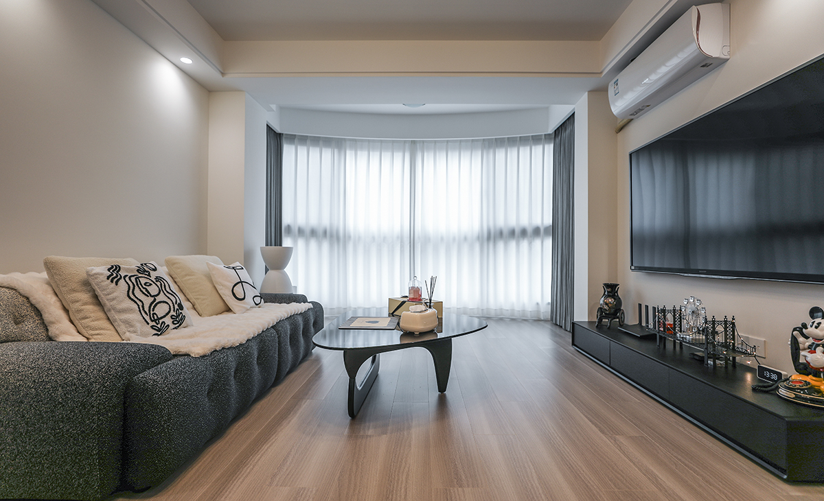 空間整體以暖白色調為主，現代感軟裝與整體空間更加溫馨，陽臺和客廳打通，讓客廳空間變的更通透，進門處鞋柜和洗衣柜結合一體及美觀也增加了收納。