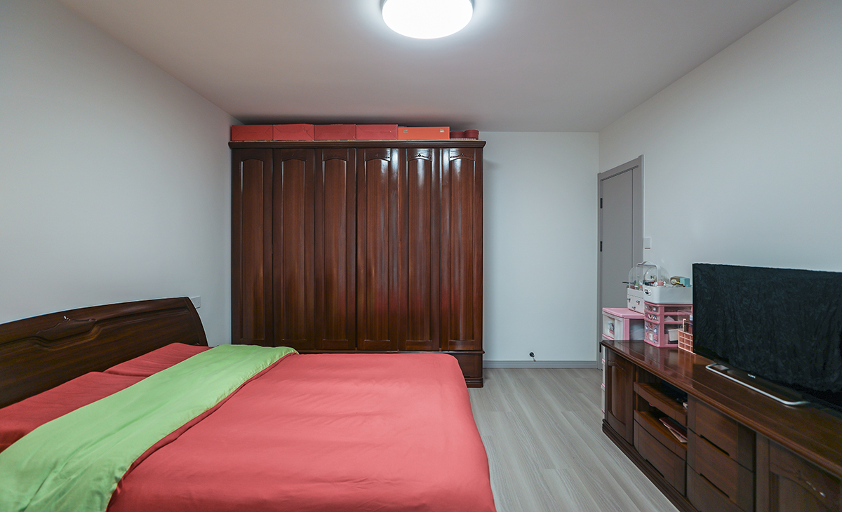 頂面直角處理，不做石膏線，配合客戶保留的實木家具讓空間簡潔明亮，墻面暖白色乳膠漆、簡化墻體處理、無污染，滿墻網格布處理解決了原頂面開裂的問題。