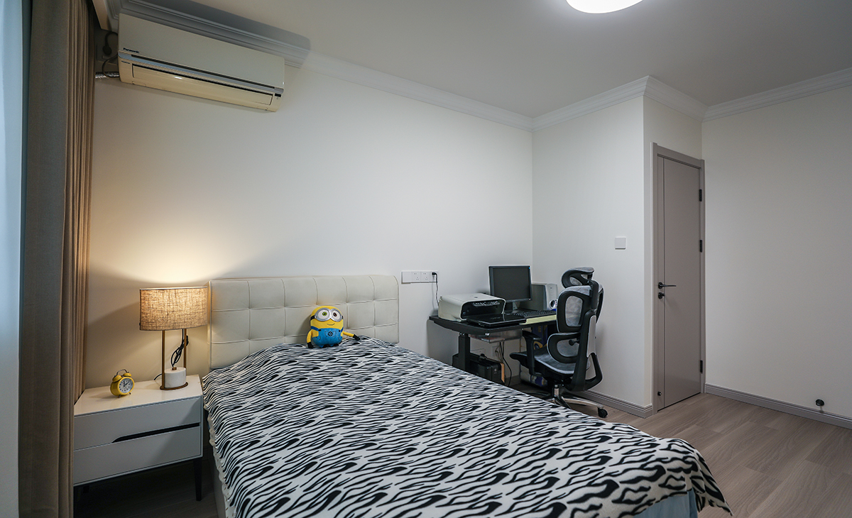 小孩房暖白色墻面搭配亞麻色窗簾，讓整個空間充滿溫馨。