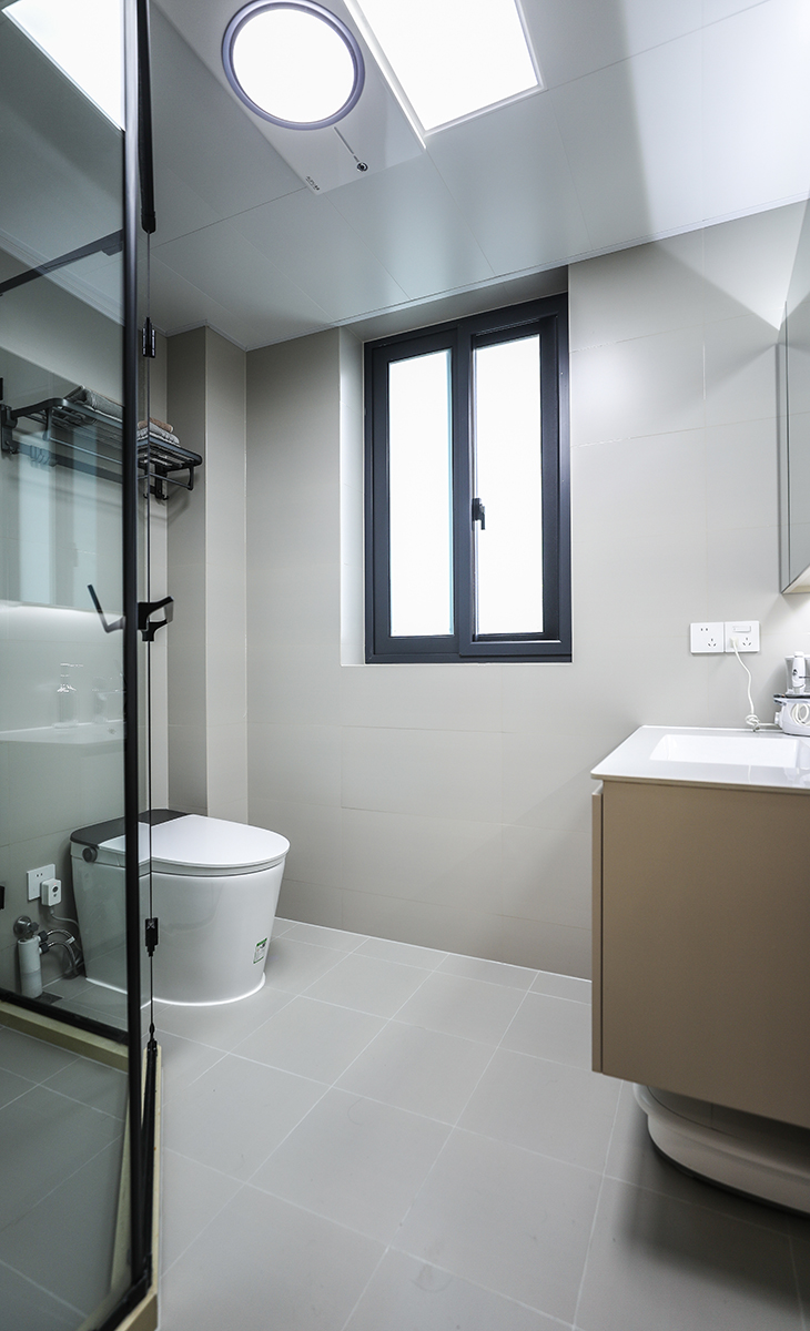 衛生間里容易積聚潮氣，所以通風特別關鍵。鉆石形淋浴房遠離窗戶，兩側分別放置馬桶、臺盆。小衛生間要把活動空間集中在一起，讓動線變的更流暢。