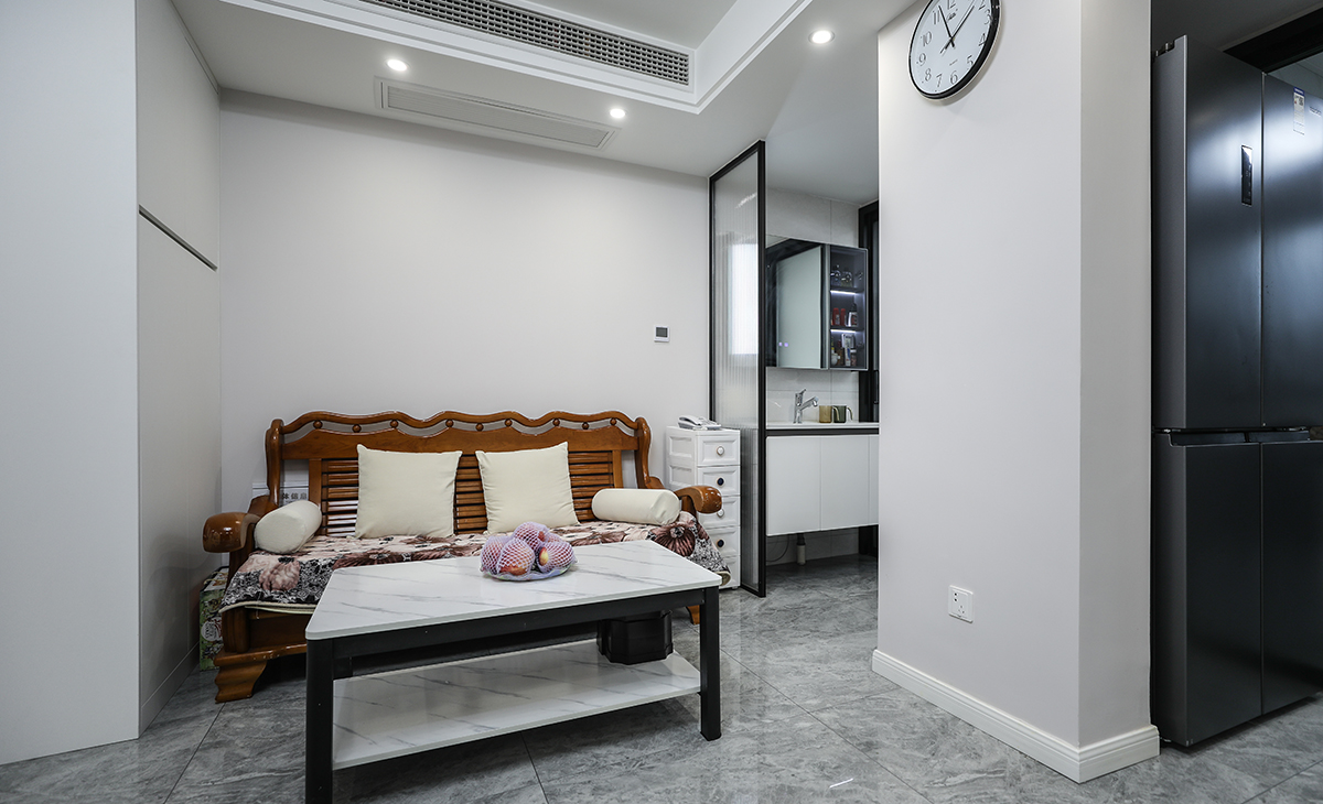 沙發與洗手臺之間，采用玻璃隔斷，增加空間的通透感，讓整個空間更加明亮、寬敞。這樣的設計不僅美觀，而且實用，充分考慮了現代生活的需求和習慣。