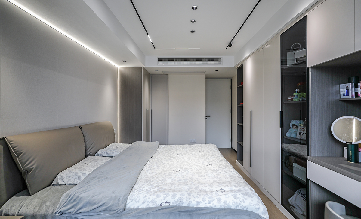 臥室是整套房子中最私人的空間，能夠完全根據(jù)自我的想法來設(shè)計，不必去研究別人的看法。在裝飾照明色調(diào)上，讓人在那里消除一天工作的辛勞，所以我設(shè)計的墻壁、家具以及燈光的顏色是暖色調(diào)。臥室設(shè)計的核心是床和衣柜，其他的家具和擺設(shè)根據(jù)自我的習(xí)慣來添加。臥室的燈光應(yīng)選用可調(diào)節(jié)的，因為有些人喜歡在昏暗的燈光下入睡，有些人則會在柔和的燈光下閱讀。
