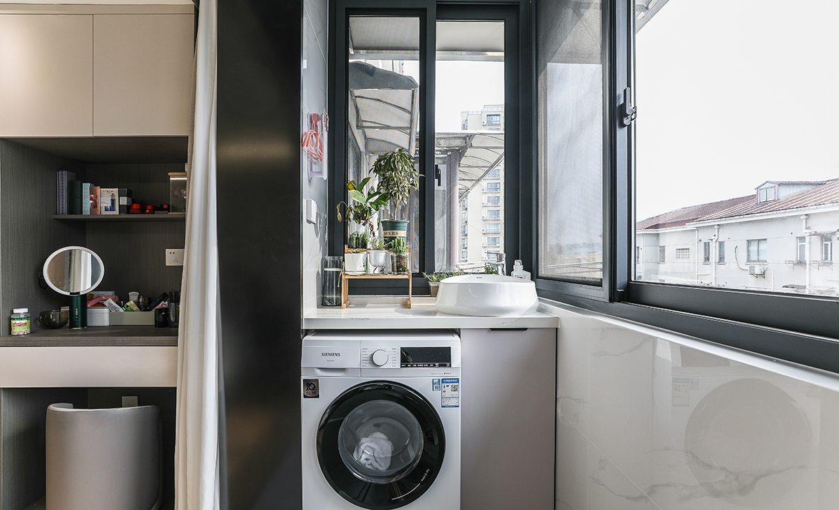  有人喜歡把洗衣機(jī)放在衛(wèi)生間，可是現(xiàn)在的戶型普遍不大，衛(wèi)生間空間不夠，怎么辦呢？陽臺剛好合適，洗完直接晾曬，不用搬著衣服往陽臺跑，上方定制柜，放置雜物的同時，還能打造一個小型洗衣池，手洗的時候不用占據(jù)洗臉池。