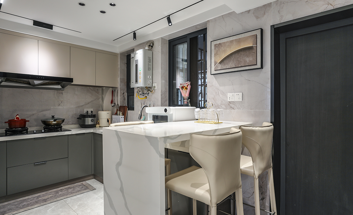 　廚房U字型廚柜加島臺設(shè)計，滿足了取、洗、切、炒、擺的操作流程。使小小的廚房的收納空間也大大提升。