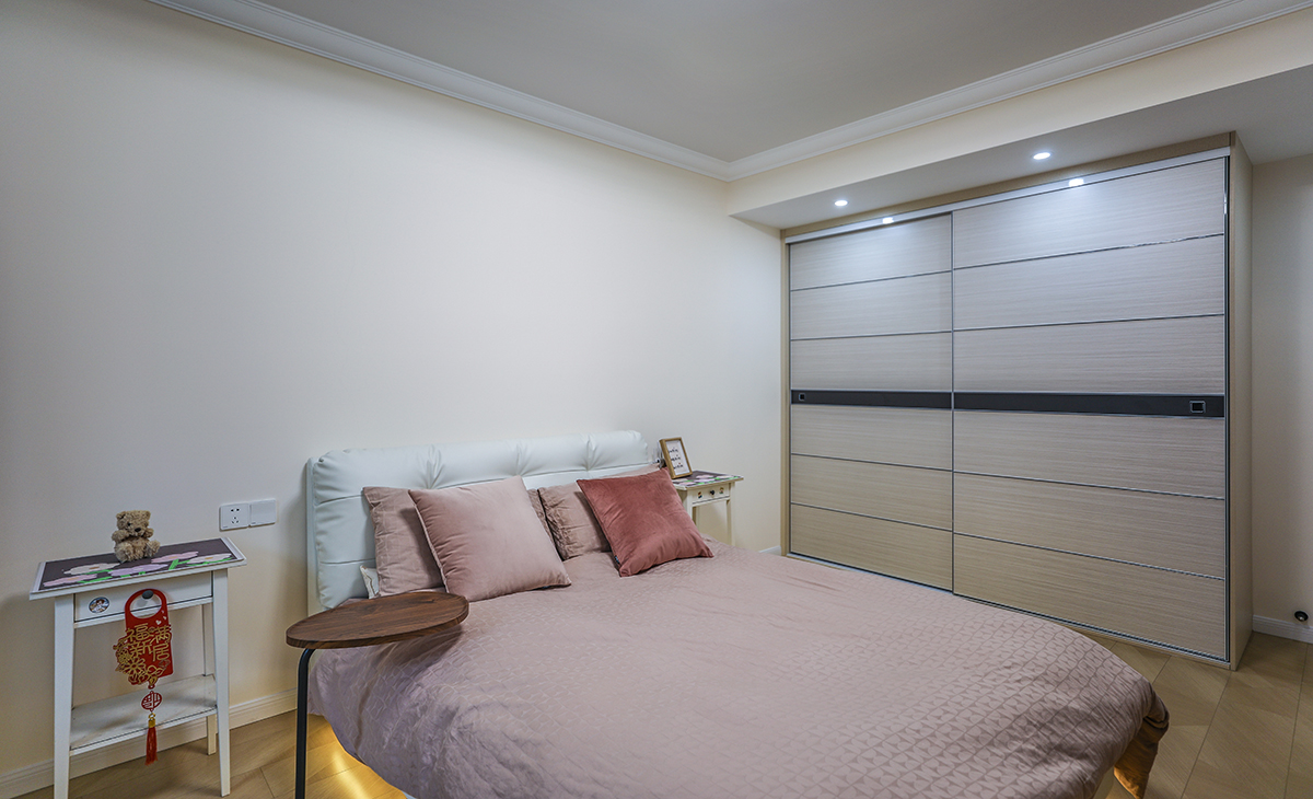  臥室整體風格就是簡單色調溫馨，體現了女主的簡單直爽的性格。