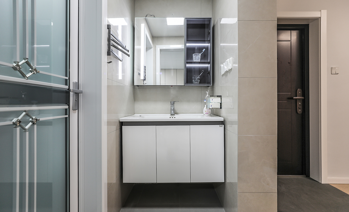 衛生間干濕分離，干區放置90公分洗臉盆，簡潔實用。