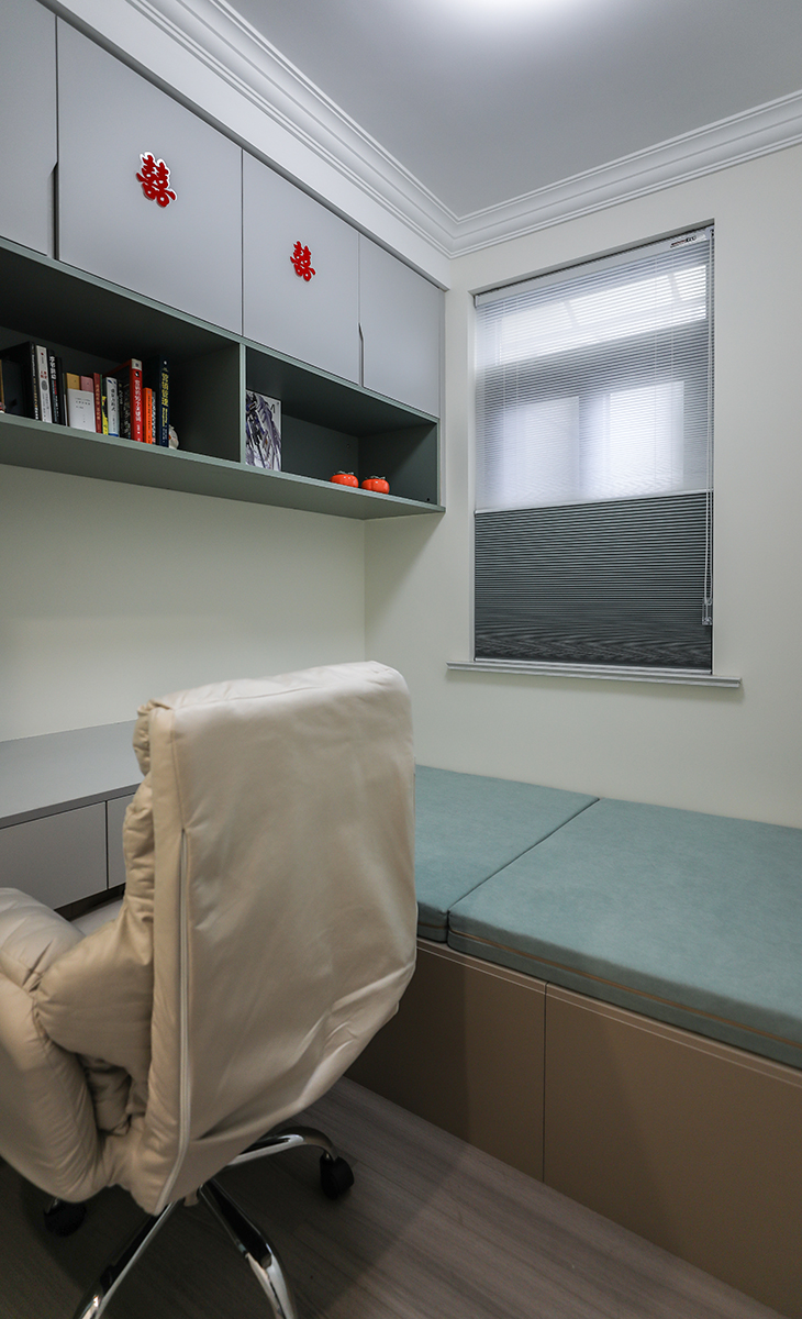 次臥是備用房間，所以用的色彩以柔和、溫馨為主，電腦桌，書柜，衣柜應有盡有。