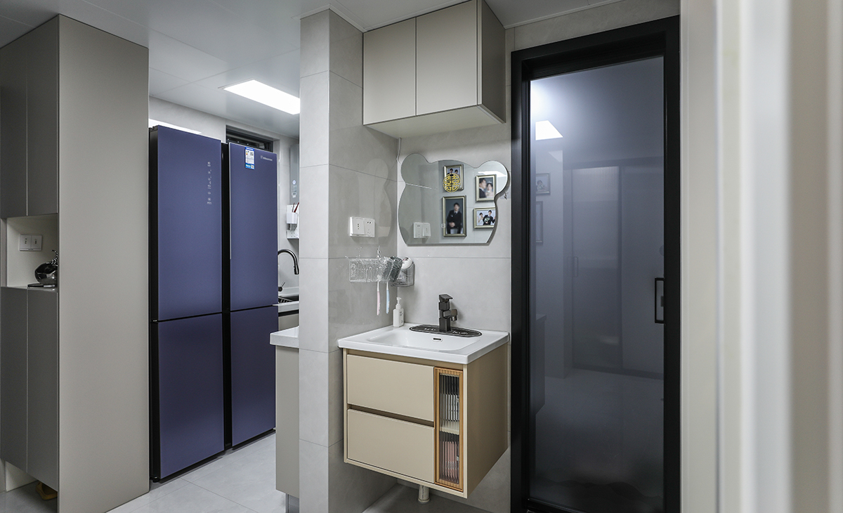 衛生間空間不是很大，彩用干濕分離做法，可以滿足干濕區同時使用，而不影響到對方，地面淺灰色地磚，白色吊頂，鈦合金移門，配上智能馬桶和電熱毛巾架，更加合理的衛浴空間。