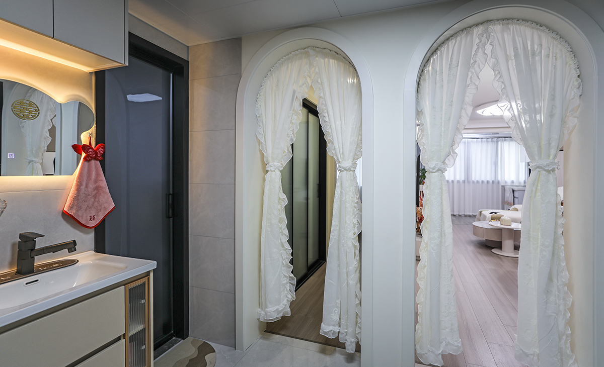 本套房子的玄關設計也是一大亮點，入戶玄關是一個緩存過度地段，門口的換鞋柜方便換鞋，使空間更加完善，中間和下方漏空的鞋柜，隨手可以放置包包，鑰匙等，既實用，又有裝飾性。