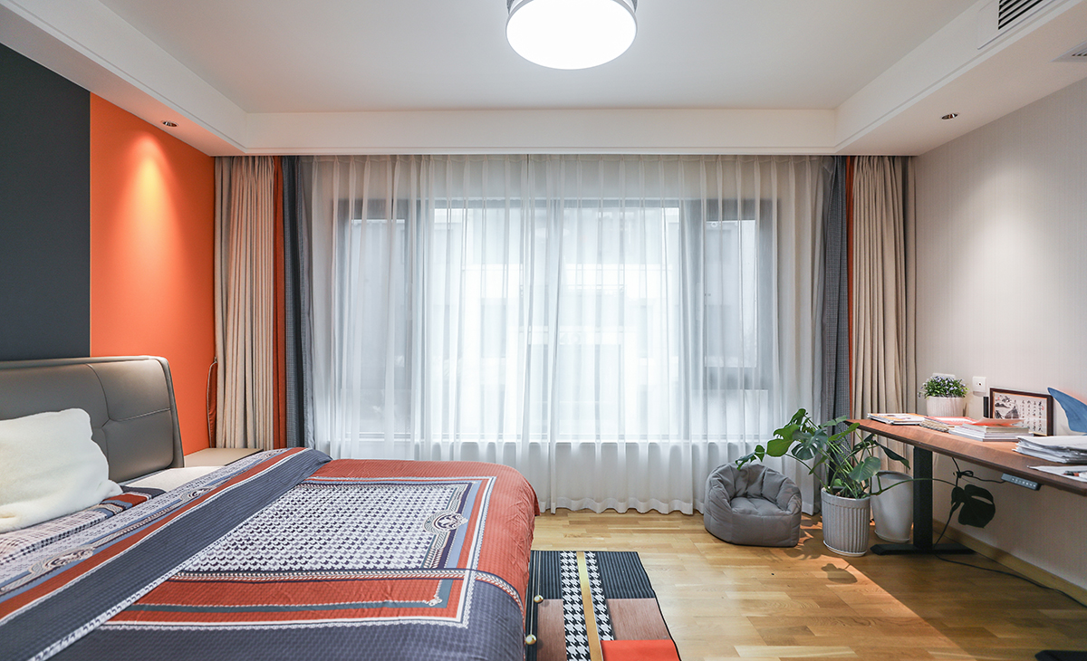 主臥希望明亮一點的配色，橘紅色配色是主要色塊，空間一下子就跳出來了。