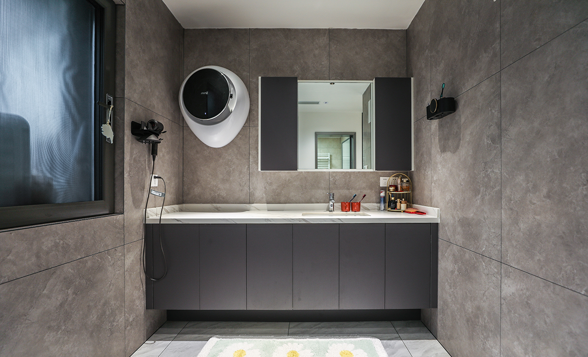 衛生間空間很大，1.6米長的臺盆，我們還利用空間設計出小洗衣機的位置，常規馬桶，上方做了電熱毛巾架，告別回南天毛巾濕噠噠的窘境，移門的淋浴房，墻磚和地磚用淡灰色，整體衛生間不但滿足日常使用，給人的感覺也非常舒適大氣。