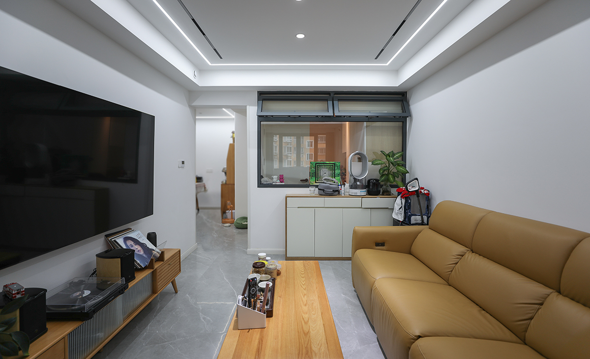  頂面無主燈，用筒燈，線性燈和磁吸燈，相互配合，可以多種場景配合使用，趣味性和實(shí)用性都兼顧了。