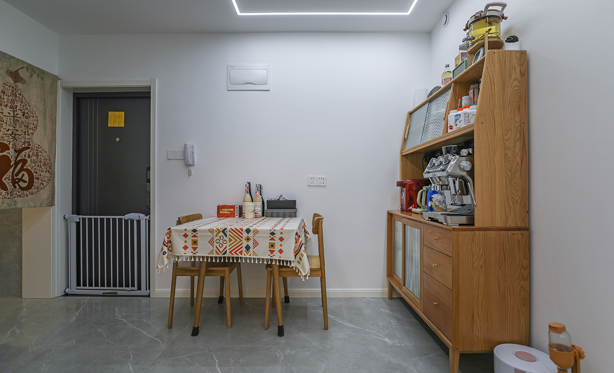 進(jìn)門就是餐廳區(qū)域，沒有過分的去設(shè)計，布置了餐邊柜，日常的咖啡機(jī)和面包機(jī)可以方便使用，整個空間讓人感覺非常舒服，體驗(yàn)美好的用餐時光。